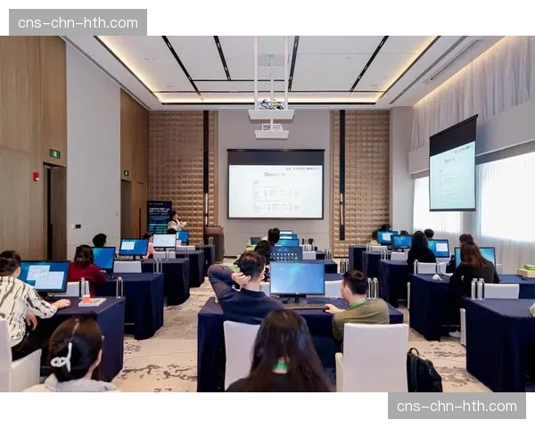 报道：传统现场解说员参加培训，学习如何与AI解说助手协同工作