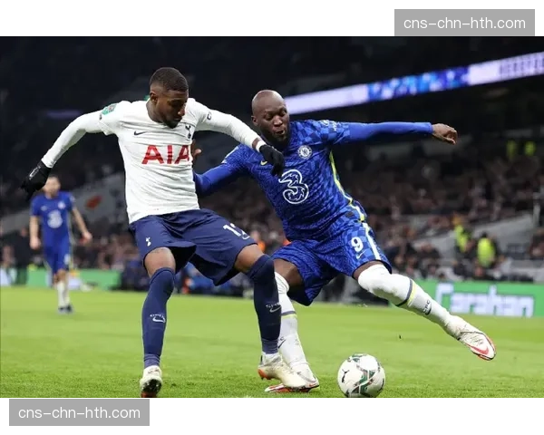 争冠悬念重燃：巴黎主场失利后领先优势缩水至1分，朗斯紧追不舍