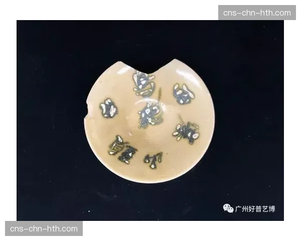 巴黎奥赛博物馆推出“足球与艺术”特展，展品包括历届欧冠奖杯复刻品